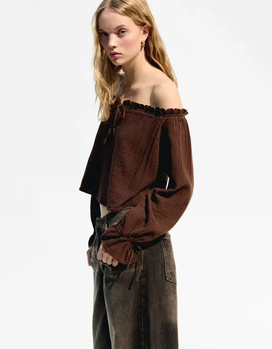 Блуза с открытыми плечами и завязками