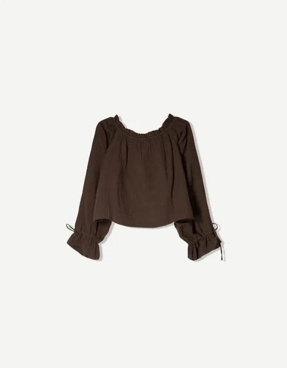 Блуза с открытыми плечами и завязками