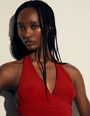 Топ со сборкой и горловиной халтер- Заказать в России