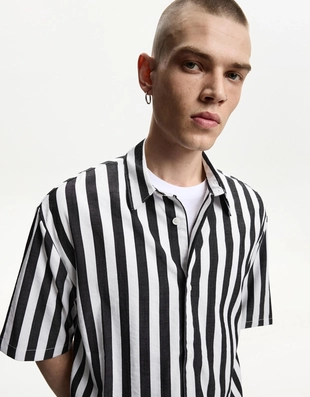 White / Black|1231/073 - Bershka Рубашка свободного кроя с короткими рукавами